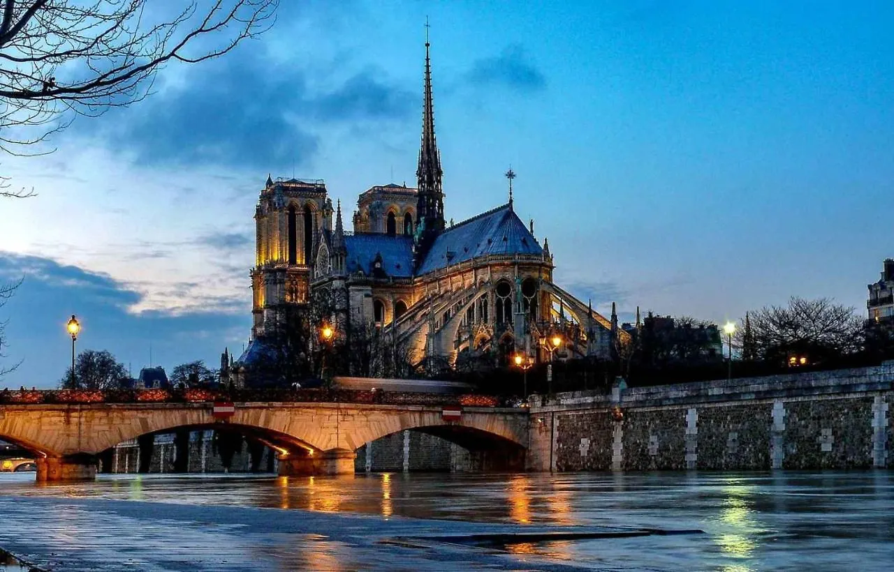 Notre Dame Apartment *